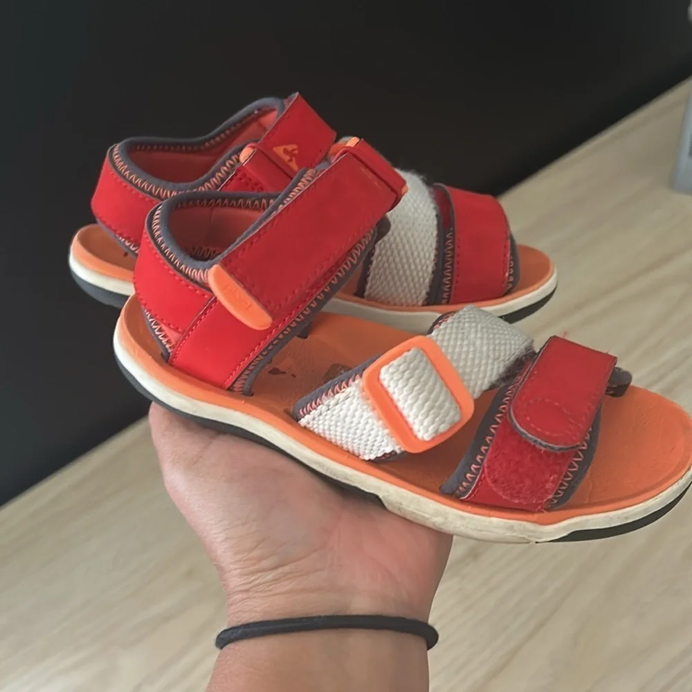 Plae Wes Voltage Red. Size 10 Toddler Voltage red